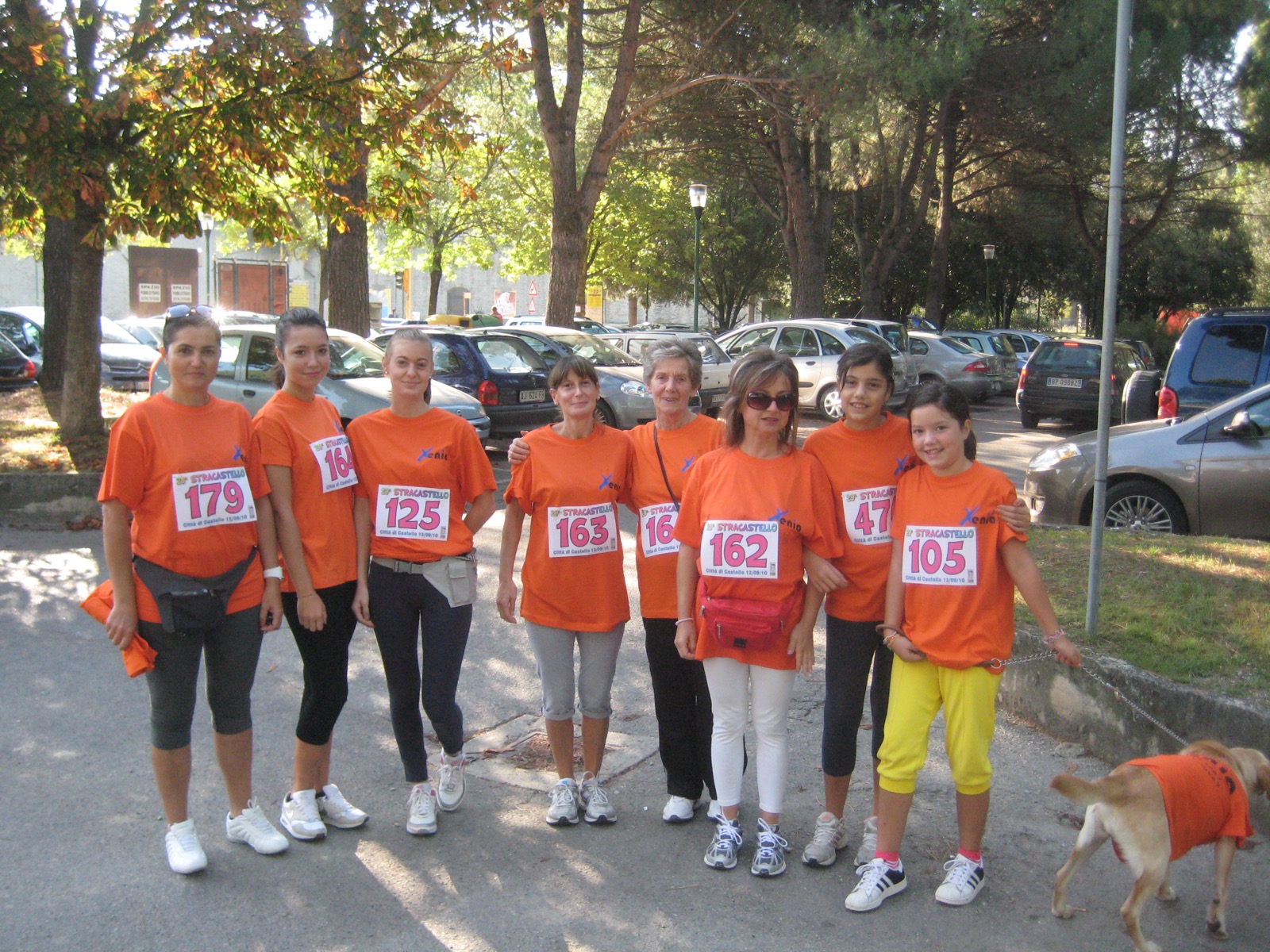 Squadra femminile Xenia con t-shirt arancioni e pettorali alla Stracastello