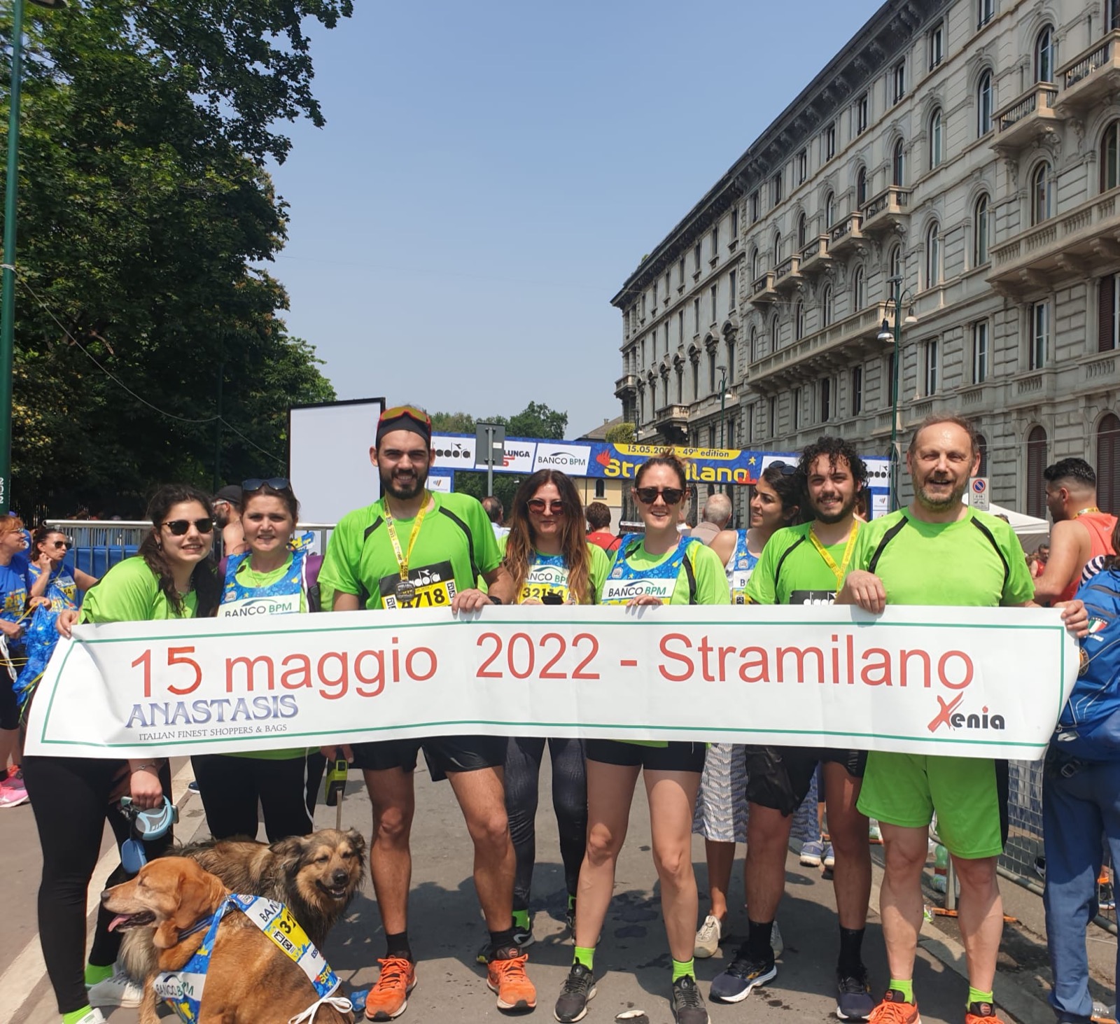 La squadra Xenia alla Stramilano 2022 con lo striscione Anastasis e Xenia