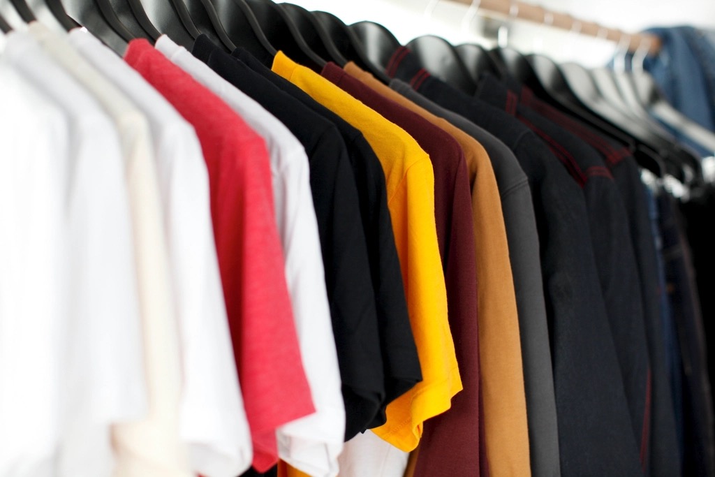 T-shirt di diversi colori appese