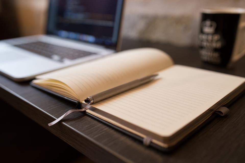 Agenda aperta su una scrivania