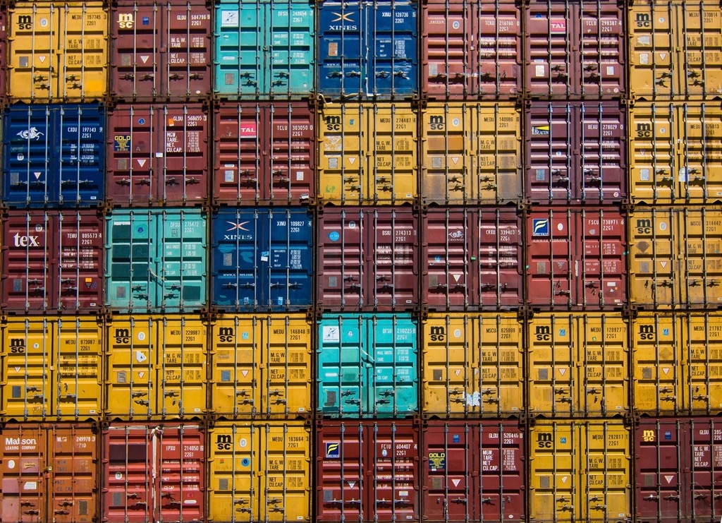 Parete di container colorati impilati