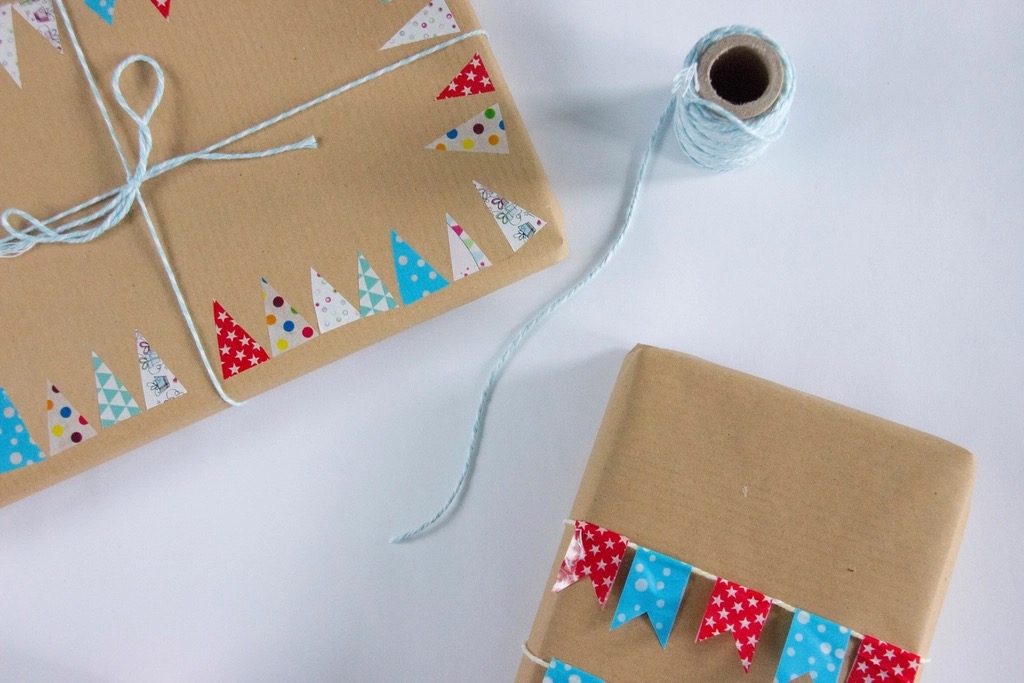 Pacchi regalo in carta kraft con decori e spago
