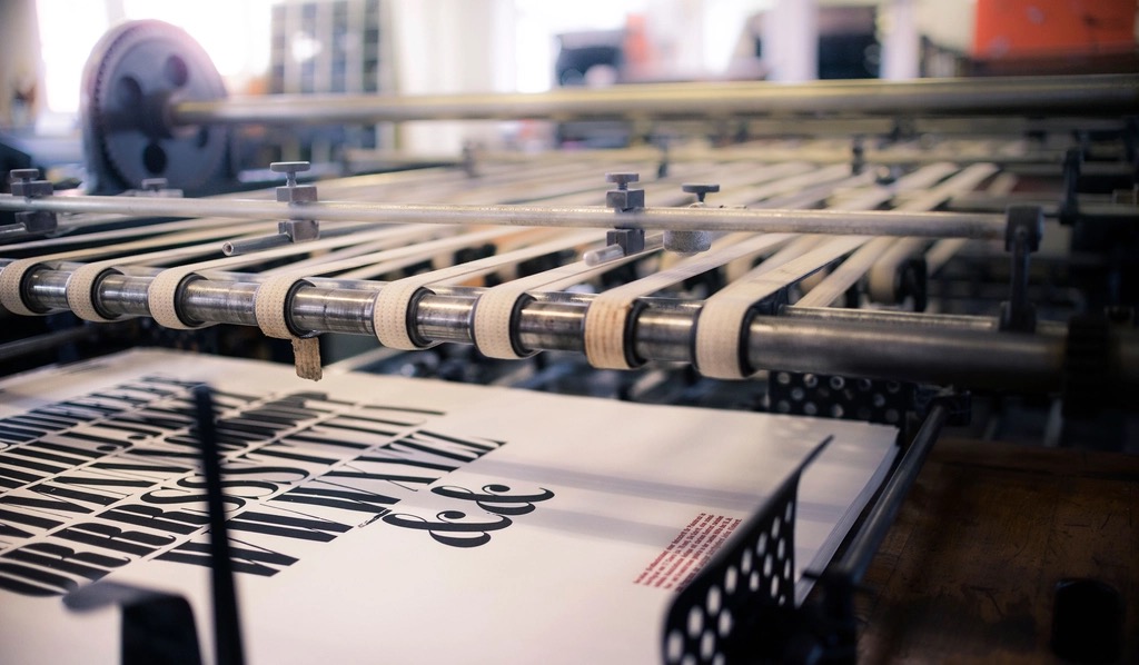 Macchina da serigrafia con telai di stampa