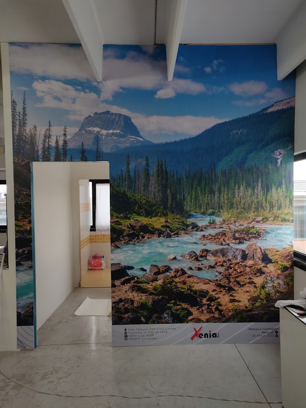 Parete rivestita con una stampa panoramica di montagne e fiume, stampata e montata da Xenia